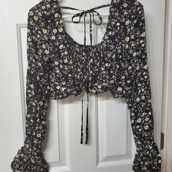 🐸$2🐸Floral Crop Blouse - Picture 4 of 6